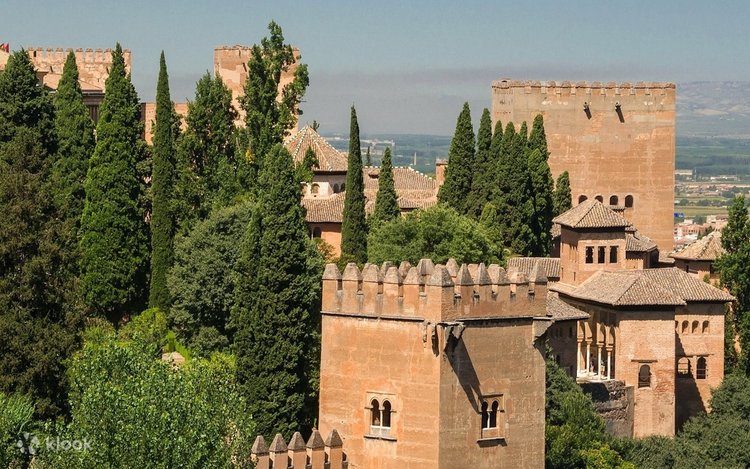 Menikmati Granada dan Keindahan Alhambra yang Megah